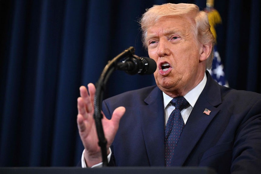 ドナルド・トランプ米大統領が9日（現地時間）、フロリダ州マイアミで記者会見を行っている。［AFP＝聯合ニュース］