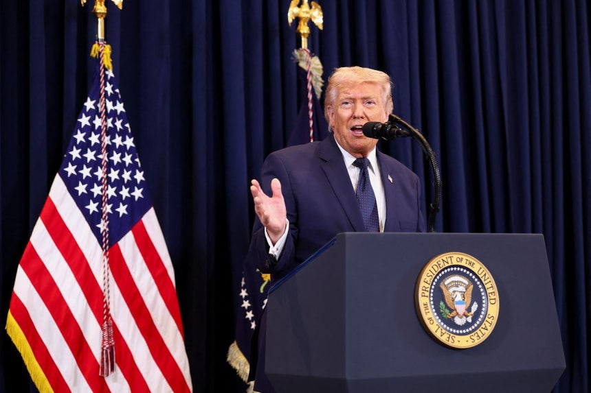 トランプ米大統領が9日、米フロリダ州マイアミで記者会見をしている。［写真 ロイター＝聯合ニュース］