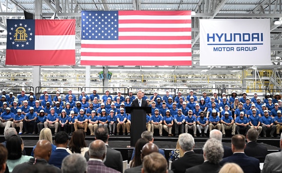 鄭義宣（チョン・ウィソン）現代自動車グループ会長が2025年3月、米ジョージア州エラベルで開かれた「現代自動車グループ・メタプラント・アメリカ（HMGMA）」竣工式に出席し、歓迎の辞を述べている。［現代自動車グループ］