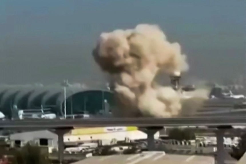 7日（現地時間）、アラブ首長国連邦（UAE）ドバイ国際空港近隣でイランの攻撃に対する防空迎撃が行われ、煙が立ち上っている。［AFP＝聯合ニュース］