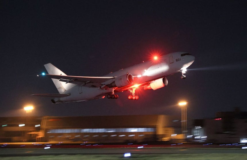 日本自衛隊の航空機が8日（現地時間）、愛知県の小牧基地から中東に滞在中の日本人の退避を支援するために離陸している。AFP＝聯合ニュース