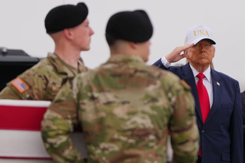 トランプ米国大統領が7日、デラウェア州のドーバー空軍基地でイランの攻撃で死亡した米兵の棺に敬礼している。［写真 AP＝聯合ニュース］