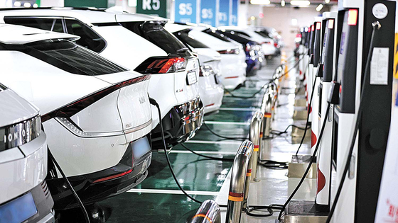 ソウル市内の大型ショッピングモールにある電気自動車充電所の様子。［写真　聯合ニュース］