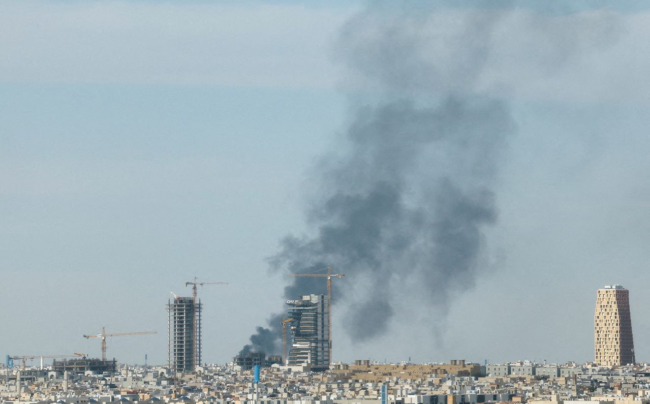  イランの空爆によって煙が立ち昇るサウジアラビアの首都リヤド。ロイター＝聯合ニュース