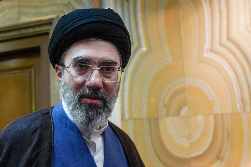 イランの新たな最高指導者に選ばれたモジタバ・ハメネイ師。同氏は専門家会議で次期指導者に選出されて以降、現在まで公開の場に姿を見せていない。負傷説が広がる理由だ。［ロイター＝聯合ニュース］