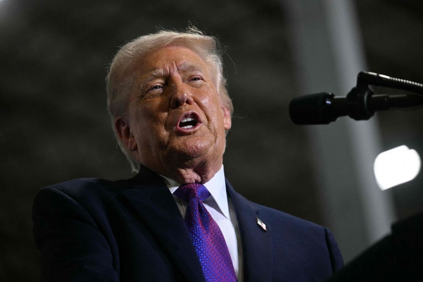 トランプ米大統領が11日、ケンタッキー州で演説している。［写真 AFP＝聯合ニュース］