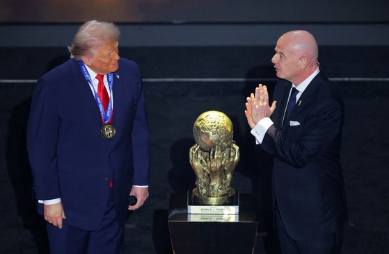 昨年12月、FIFA平和賞授賞式に出席したトランプ米大統領とジャンニ・インファンティーノFIFA会長［ロイター＝聯合ニュース］