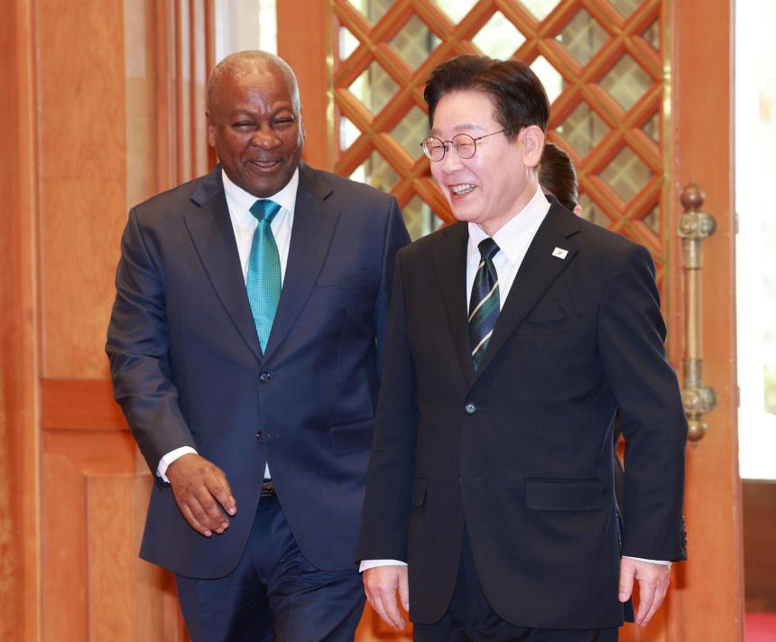 李在明大統領が11日に訪韓したガーナのマハマ大統領を出迎えている。聯合ニュース