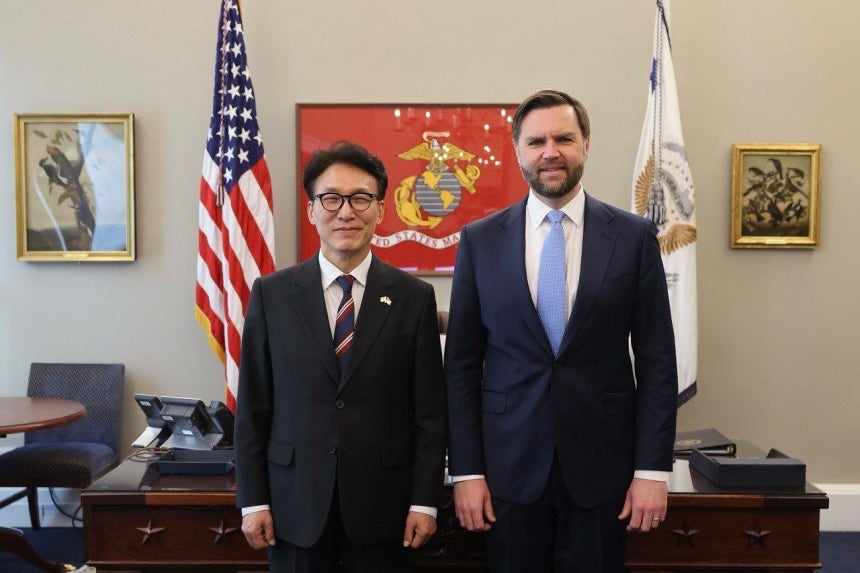韓国の金民錫（キム・ミンソク）首相が1月23日（現地時間）、米国ワシントンD．C．のホワイトハウスでJ・D・バンス副大統領との面談を前に記念撮影を行っている。韓国国務総理室 