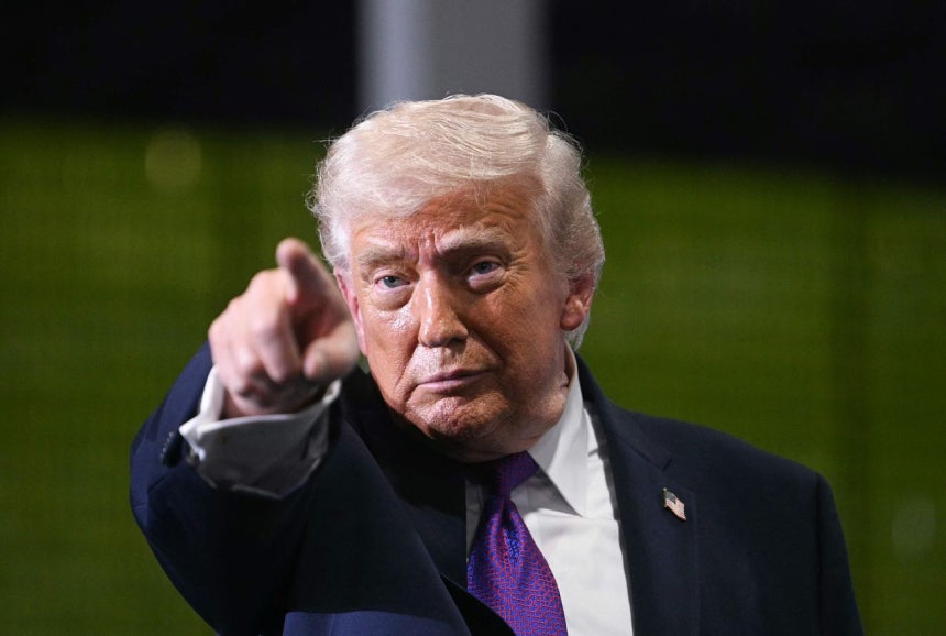 ドナルド・トランプ米国大統領が11日（現地時間）、米ケンタッキー州ヘブロンにあるバースト・ロジスティクスで演説している。［AFP＝聯合ニュース］
