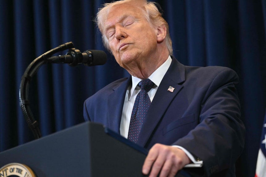 9日、ドナルド・トランプ米国大統領が自身が所有するマイアミのトランプ・ナショナル・ドラル・ゴルフ場で記者会見中に目を閉じている。AFP＝聯合ニュース