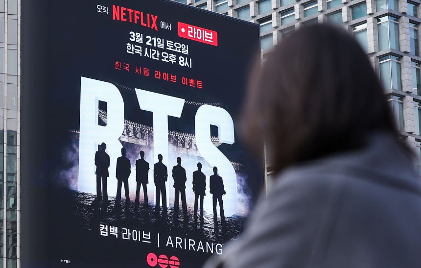 BTS（防弾少年団）のカムバックライブ公演を9日後に控えた12日、ソウル市鍾路区（チョンノグ）光化門（クァンファムン）広場付近の電光掲示板にBTSのカムバック公演の広告が流れている。約3年9カ月ぶりにカムバックするBTSの公演は、21日午後8時、光化門広場一帯で『BTSカムバックライブ：ARIRANG（アリラン）』というタイトルで開催される。［ニュース1］