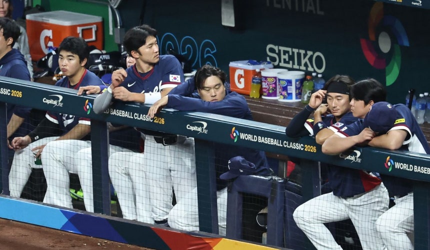 13日（現地時間）、米フロリダ州マイアミのローンデポパークで行われたWBC準々決勝の韓国－ドミニカ共和国戦。大量失点に先発の柳賢振（リュ・ヒョンジン）ら韓国選手が失望している。［聯合ニュース］