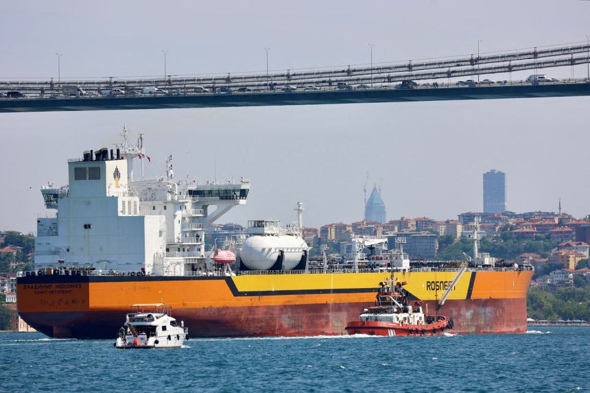 トルコ・イスタンブールのボスポラス海峡を航海するロシアのタンカー。［写真 ロイター＝聯合ニュース］