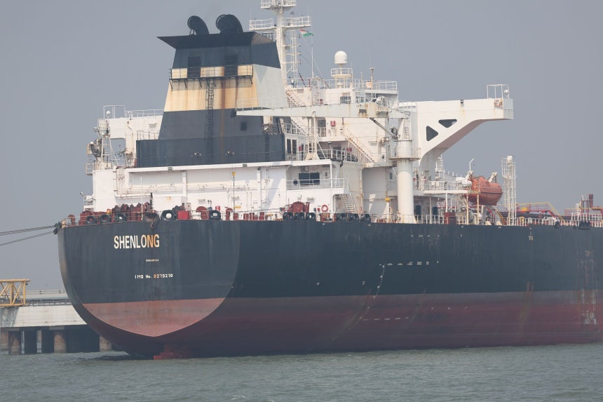 サウジアラビア産原油を積み、ホルムズ海峡を通過してインドへ向かっていたリベリア船籍のタンカー「シェンロン（Shenlong）」が12日（現地時間）、インド・ムンバイ港に到着している。［EPA＝聯合ニュース］
