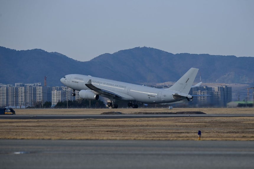 14日、中東滞在国民帰国支援作戦「砂漠の光（Desert Shine）」任務のため韓国空軍のKC－300シグナス輸送機が金海（キムヘ）基地を離陸した。 ［写真 国防部］