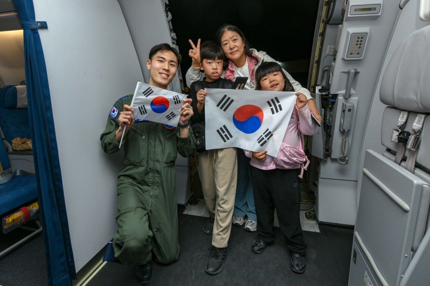 中東在外国民帰国支援作戦「砂漠の光（Desert Shine）」作戦で空軍KC－300シグナス輸送機に乗って帰国した韓国国民 ［写真 国防部］