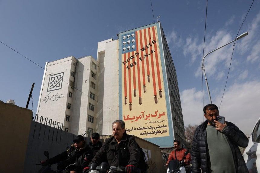 先月28日､イランの首都テヘラン市内の建物外壁に｢米国とともに撃墜されるがいい｣という文言とともにミサイルや骸骨などが描かれた反米宣伝ポスターが貼られている｡ロイター＝聯合ニュース