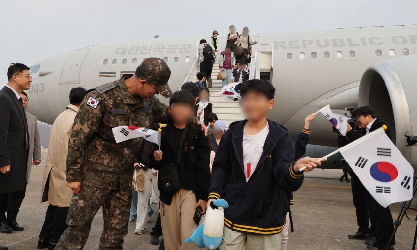 中東情勢悪化でレバノンなどに滞在する韓国国民204人と外国籍家族5人、友好国（日本）国民2人の211人が韓国軍の輸送機に乗って15日午後に京畿道城南のソウル空港に到着した。［写真 ニュース1］