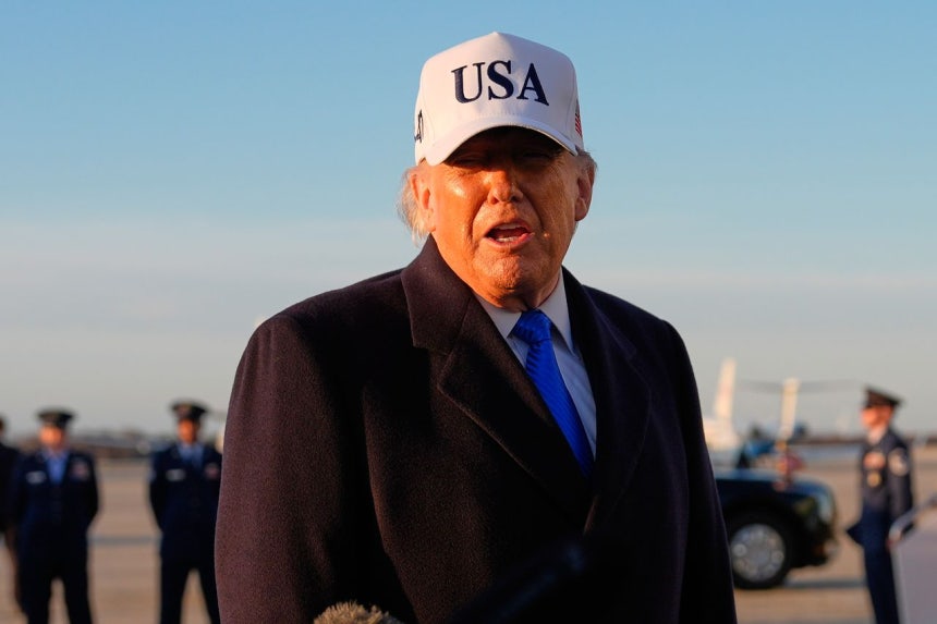 トランプ米大統領が13日（現地時間）、メリーランド州アンドルーズ空軍基地で大統領専用機に搭乗する前、記者らと対話している。［AP＝聯合ニュース］