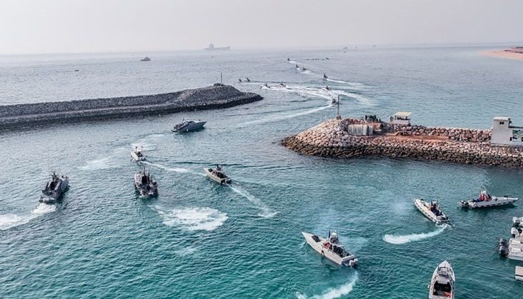   ホルムズ海峡付近のアブー・ムーサー島で訓練するイラン・イスラム革命防衛隊。［EPA＝聯合ニュース］