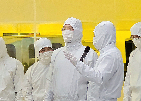サムスン電子の李在鎔会長が昨年12月にサムスン電子器興キャンパスの先端複合半導体研究開発センターであるNRD－Kクリーンルーム施設を視察している。［写真 サムスン電子］