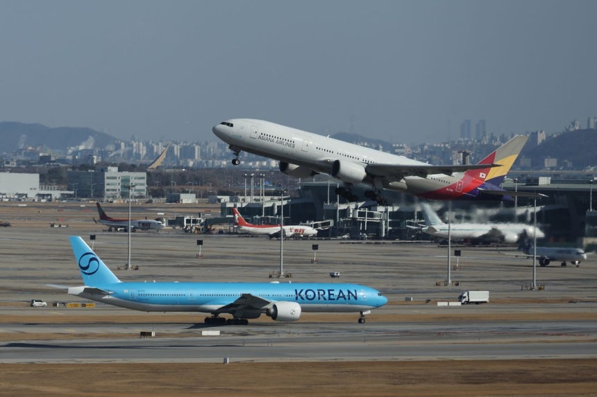 16日、仁川国際空港でアシアナ航空の飛行機が離陸している。［写真 聯合ニュース］