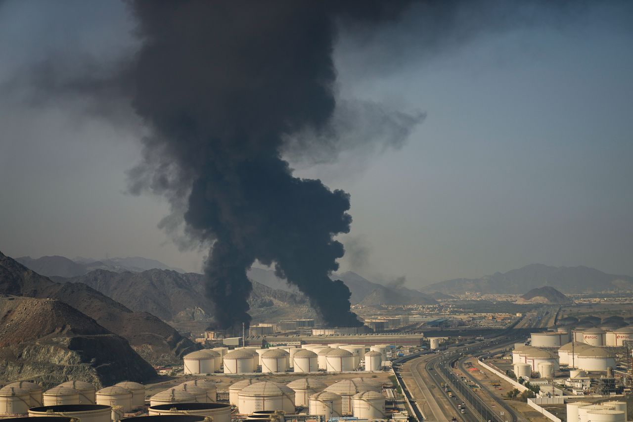 14日イランのドローン攻撃を受けたアラブ首長国連邦（UAE）フジャイラの石油施設から煙が立ち上っている。［写真 AP＝聯合ニュース］