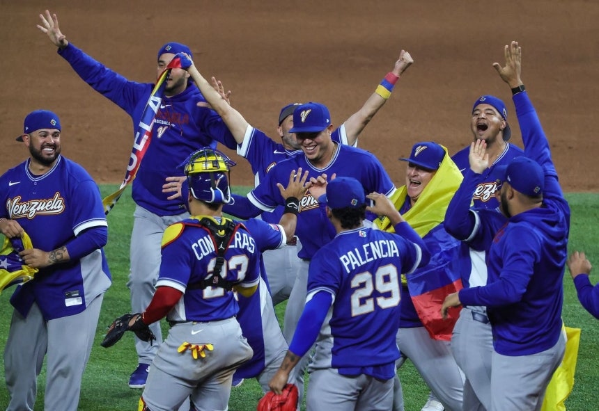 史上初めてWBC決勝進出を確定し歓呼するベネズエラの選手たち。［写真 EPA＝聯合ニュース］