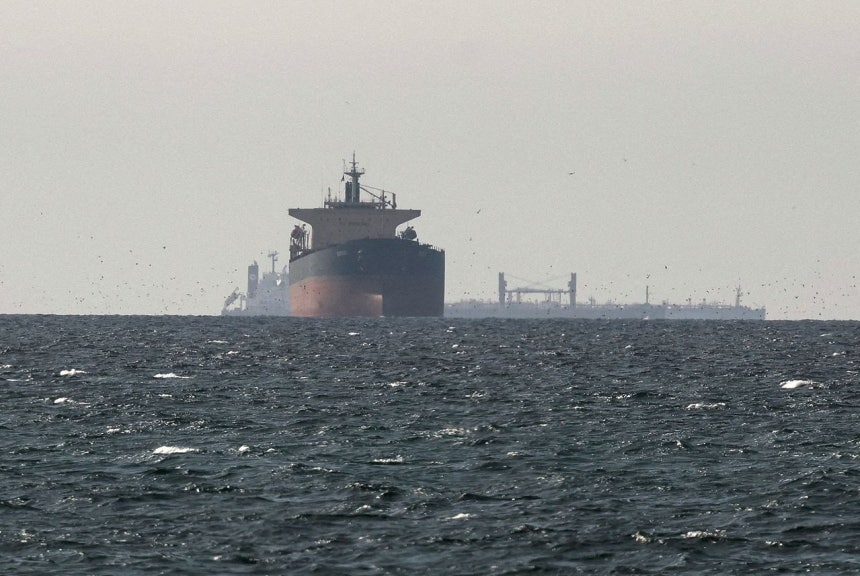 11日、ホルムズ海峡近くのペルシャ湾を航行するタンカー。［写真 ロイター＝聯合ニュース］