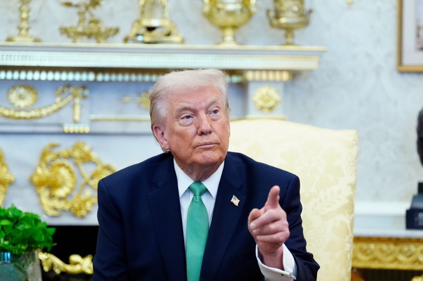 米国のドナルド・トランプ大統領が17日（現地時間）、ワシントンD．C．のホワイトハウスを訪問したアイルランドのミホール・マーティン首相との会談中、取材陣と会話している。AP＝聯合ニュース