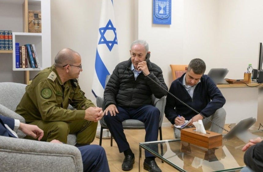 イスラエルのベンヤミン・ネタニヤフ首相が17日（現地時間）、イラン指導部への空爆を直接指示する様子を公開した。［X　キャプチャー］