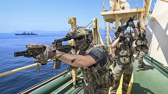 仮想海賊鎮圧作戦をする清海部隊 ［聯合ニュース］
