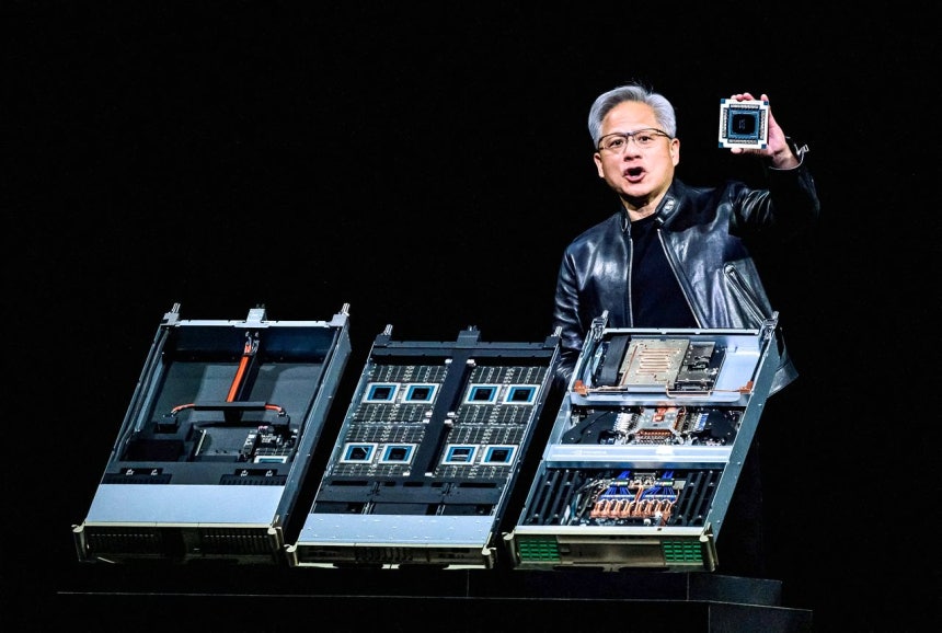 16日、GTC2026の基調演説で次世代AIアクセラレータ「ベラルービン」を紹介するエヌビディアのジェンスン・フアン最高経営責任者（CEO）。［写真 AFP＝聯合ニュース］