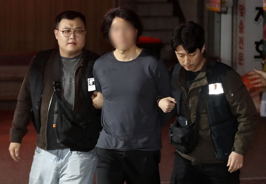 釜山（プサン）のあるマンションで、航空会社の機長を凶器で殺害した疑いを持たれている50代の男が17日午後、釜山鎮（プサンジン）警察署に護送されている。ニュース1
