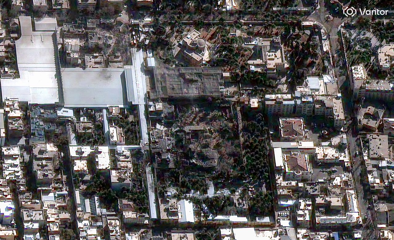 イスラエルの空襲で焦土化したハメネイ師の執務室など指導部団地 ［EPA＝聯合ニュース］