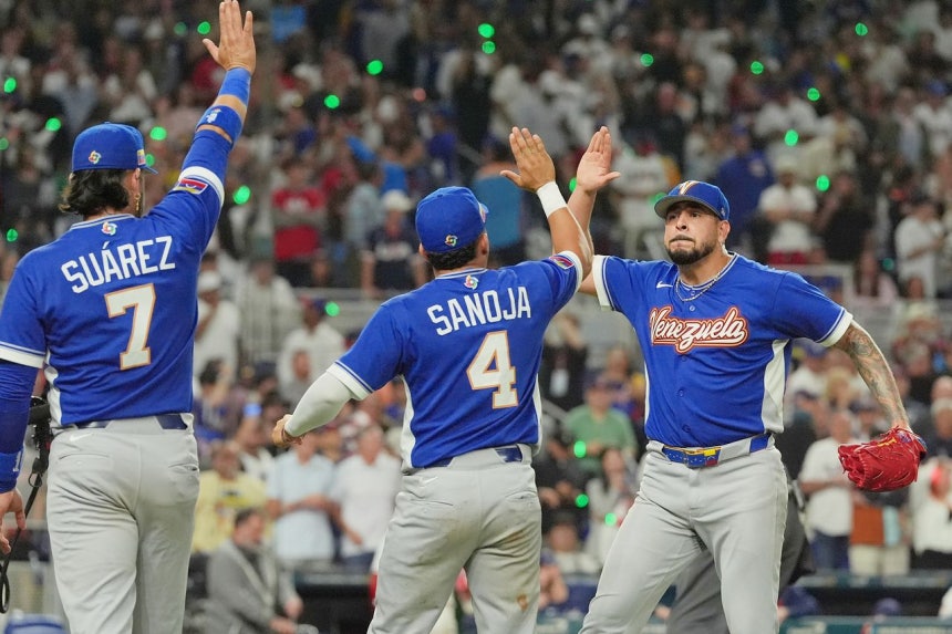 6回を抑えた後に歓呼するホセ・ブット（右）とベネズエラの選手 ［AP＝聯合ニュース］