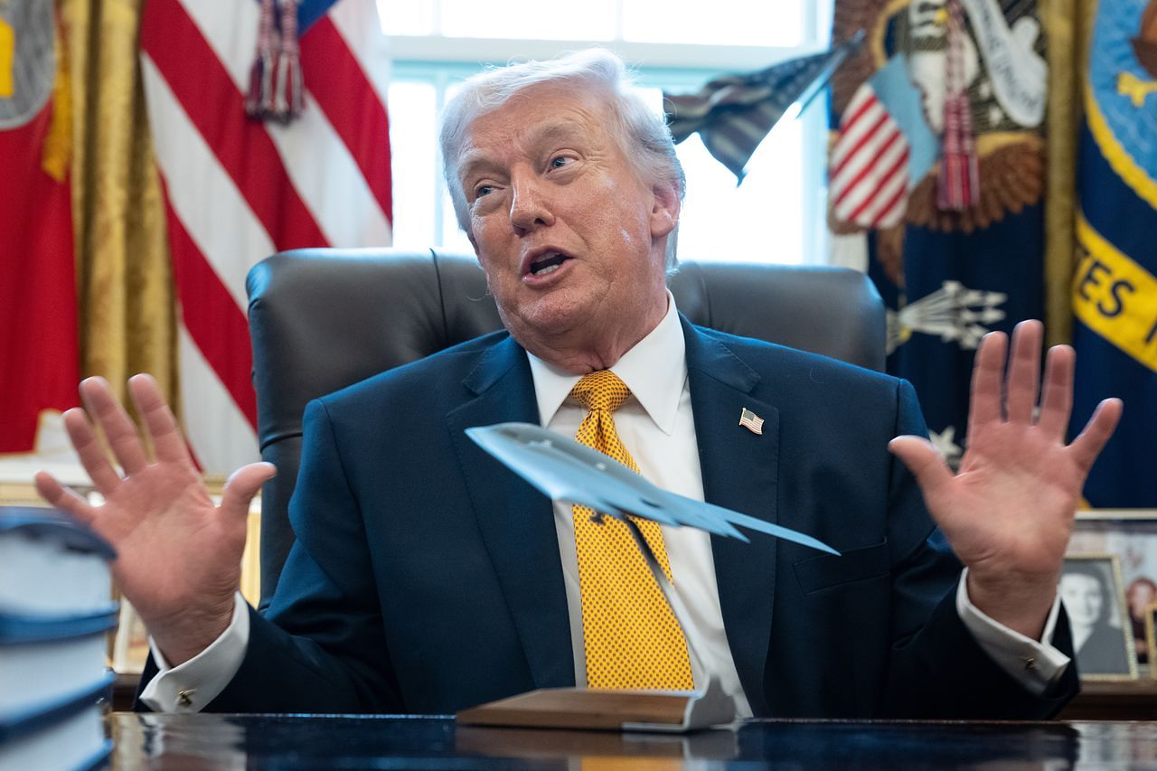 16日（現地時間）、ドナルド・トランプ米大統領がホワイトハウスで「詐欺根絶タスクフォース」に関する大統領令に署名した後、記者団との質疑で習近平中国国家主席との首脳会談の延期を要請したと明らかにした。［EPA＝聯合ニュース］