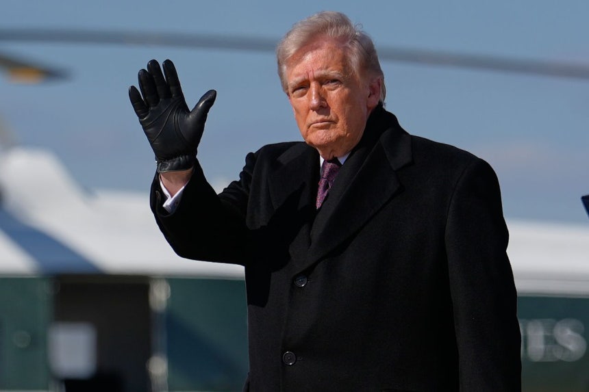 ドナルド・トランプ米大統領が18日（現地時間）、デラウェア州ドーバー空軍基地で行われた米軍戦死者の遺体帰還式に出席した後、メリーランド州アンドルーズ統合基地へ移動し、大統領専用機に搭乗する前に記者団にあいさつしている。［AP＝聯合ニュース］
