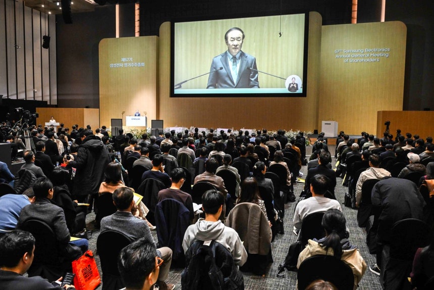 サムスン電子第57期定期株主総会が18日午前、京畿道水原（スウォン）コンベンションセンターで開かれた。議長を務めた全永鉉（チョン・ヨンヒョン）サムスン電子代表取締役副会長兼DS部門長があいさつしている。 キム・ソンリョン記者