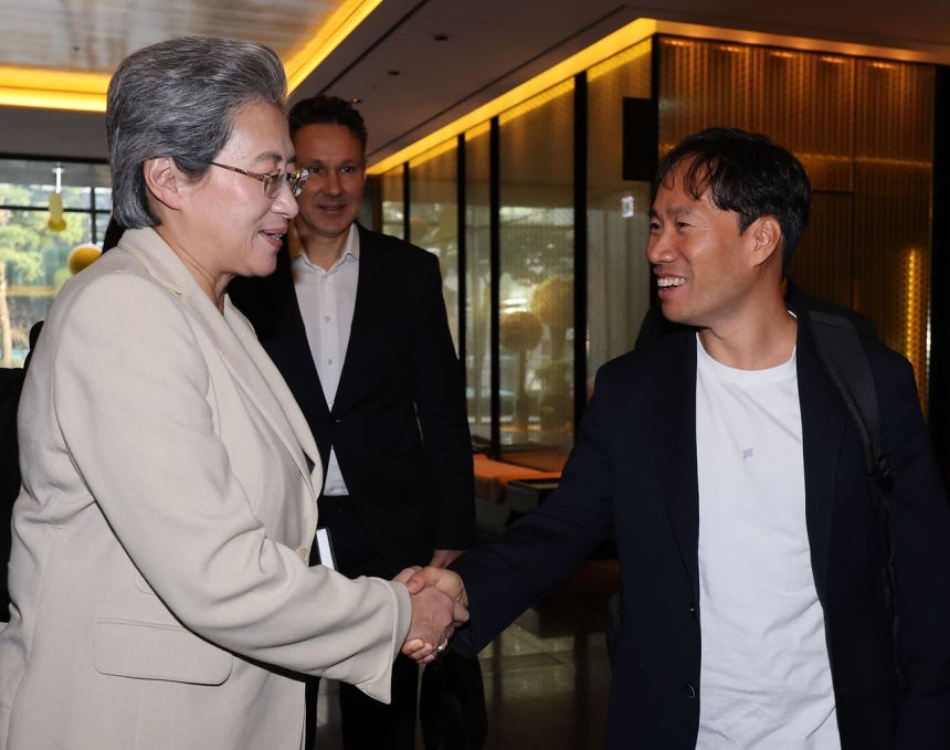 AMDのリサ・スー最高経営責任者（CEO）が19日午前、ソウルフォーシーズンズホテルでアップステージのキム・ソンフン代表と握手している。 ［聯合ニュース］