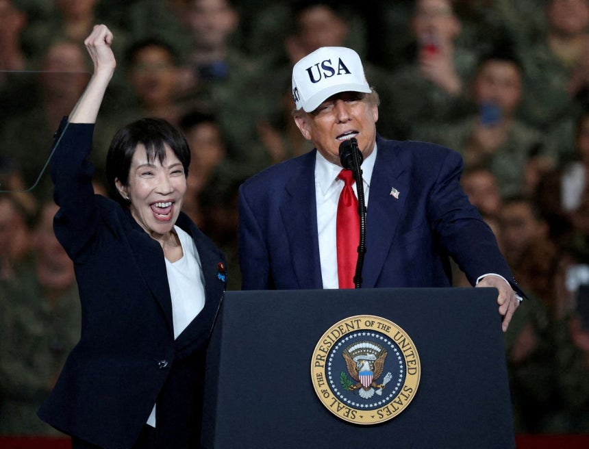 昨年10月28日、横須賀米軍基地を訪問したドナルド・トランプ米国大統領（右側）が演説途中に高市早苗首相を紹介している。ロイター＝聯合ニュース