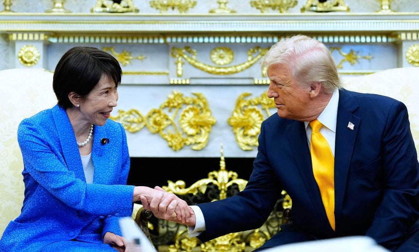 ドナルド・トランプ米大統領（右）と高市早苗首相が19日（現地時間）、ワシントンDCのホワイトハウスで米日首脳会談を前に握手している。［AP＝聯合ニュース］