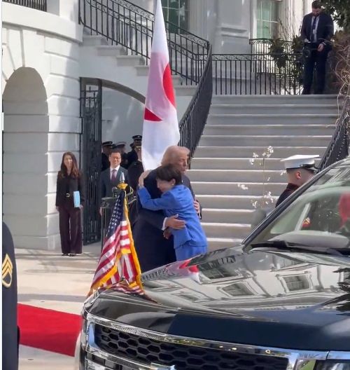 米国大統領特別補佐官兼広報顧問のマーゴ・マーティン氏が19日（現地時間）、Xに投稿した動画の一場面。この日、ワシントンD．C．ホワイトハウスに到着した高市早苗首相（右）が、到着を待っていたドナルド・トランプ大統領と抱擁して親しみを表わしている。［写真 X キャプチャー］