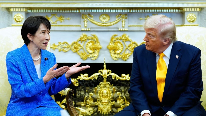 19日（現地時間）、米国ワシントンD．C．のホワイトハウスで、ドナルド・トランプ米大統領（右）と高市早苗首相が二国間会談を行っている。AP＝聯合ニュース