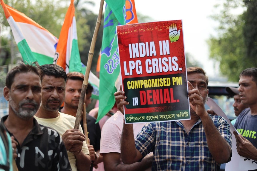 インド国民会議（INC）の党員たちが2026年3月16日、インド・コルカタで液化石油ガス（LPG）シリンダー（ガスボンベ）不足事態に抗議し、中央政府を強く非難するデモを行っている。EPA＝聯合ニュース