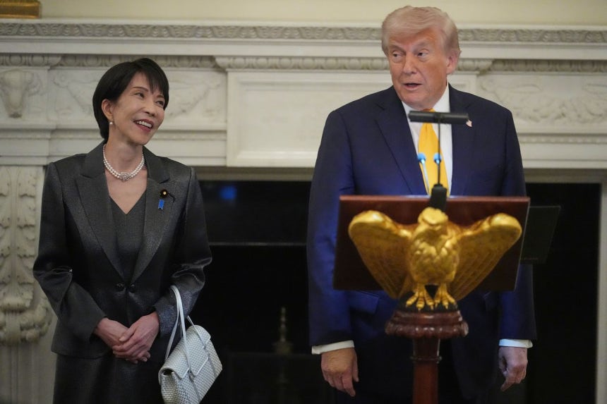 高市早苗首相が19日（現地時間）、米ワシントンでトランプ大統領と夕食会の前、あいさつしている。［AP＝聯合ニュース］