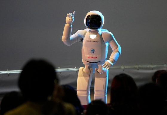 2000年に開発されたホンダのヒューマノイドASIMO。走行やジャンプなどの機能をアップグレードしたが、活用の場を特に見出せずプロジェクトが終了し、2022年に公式に引退を宣言した。［写真　聯合ニュース］