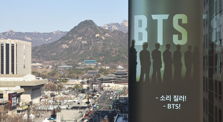 グループBTS（防弾少年団）のカムバック公演を2日後に控えた19日、ソウル鍾路区（チョンノグ）光化門（クァンファムン）広場周辺のビルの電光掲示板にカムバック公演を知らせる広告が映し出されている。キム・ジョンホ記者