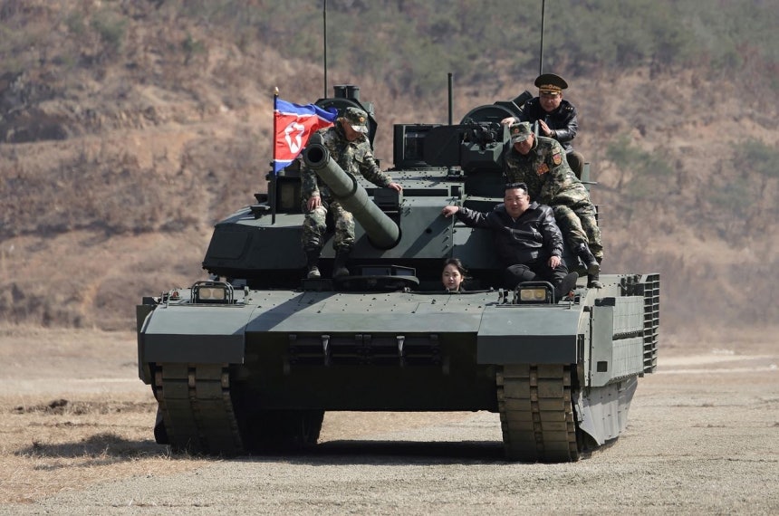 19日、北朝鮮軍の協同戦術演習を視察するため訓練場を訪れた金正恩（キム・ジョンウン）国務委員長の娘、ジュエ氏が新型戦車を運転している様子。金正恩氏と主要軍指揮官が戦車に乗り込んでいる。［労働新聞、ニュース1］